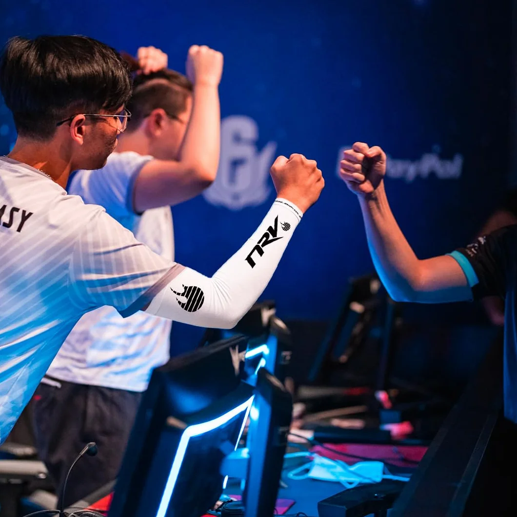 NRV Team HEROIC Puño Gaming – Comodidad y Control – Anti-Friction – Diseño Esport – Blanco & Rojo – Talla S a 3XL