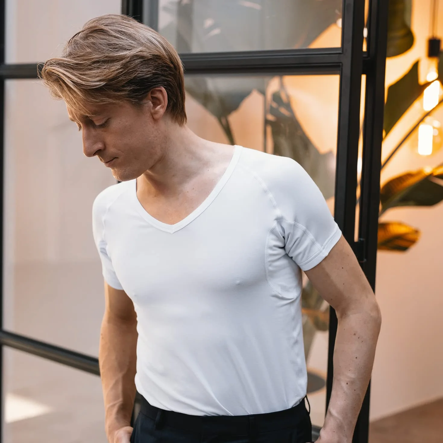 Camisa antisudor – Camiseta Antimanchas de Sudor – Camiseta de Cuerpo antisudor – con ArmPads Pro y Tratamiento Plateado – Hombre – Cuello en V